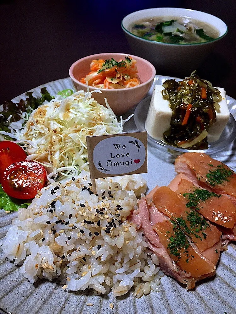 ⭐️もち麦ごはん
⭐️照り焼きチキン
⭐️わさび昆布乗せ冷奴
⭐️人参と玉ねぎの和風マヨサラダ
⭐️野菜サラダ
⭐️白菜と舞茸のスープ|よっちぃさん