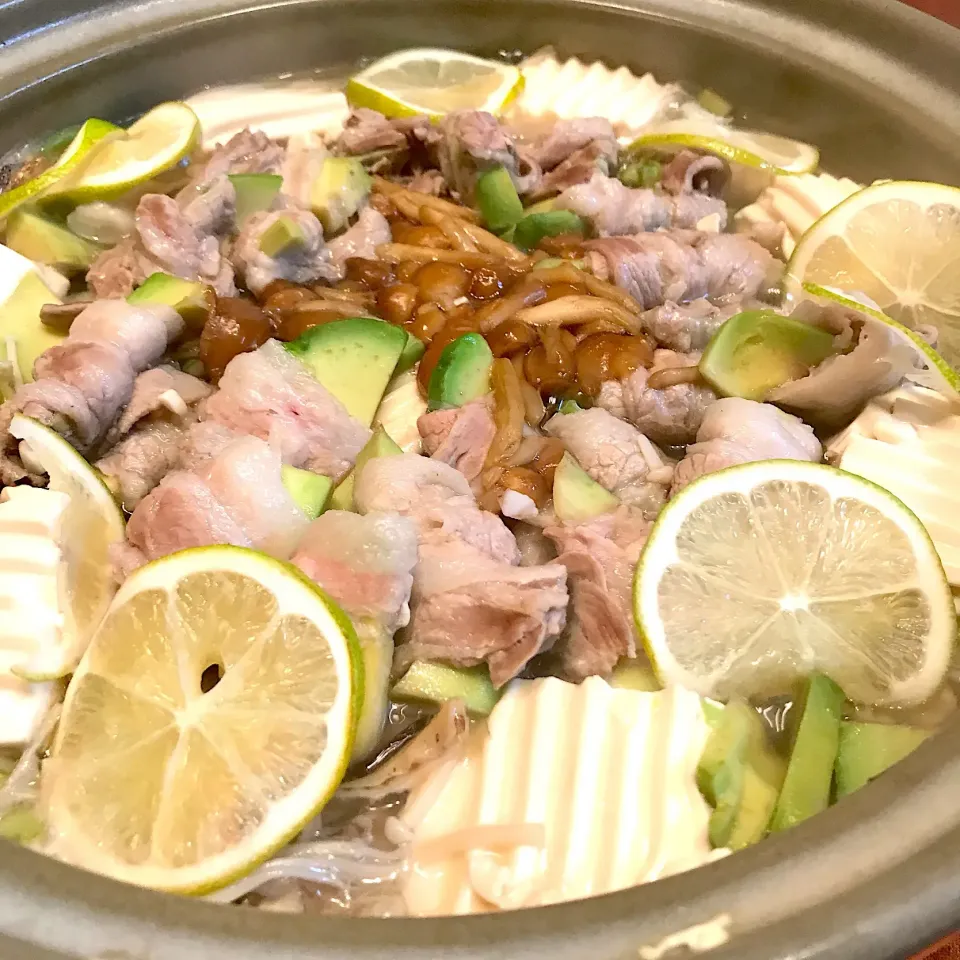 きのこたっぷりお鍋🍲
肉巻きアボカド🥑入り
アボカドがホクホク😋|mokoさん