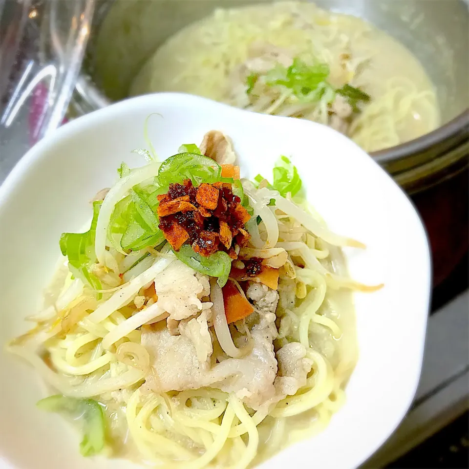 Snapdishの料理写真:#ごま豆乳鍋 の〆は野菜炒めと #食べるラー油
 をのせて#ラーメン に激ウマ💕|さえちゃんさん