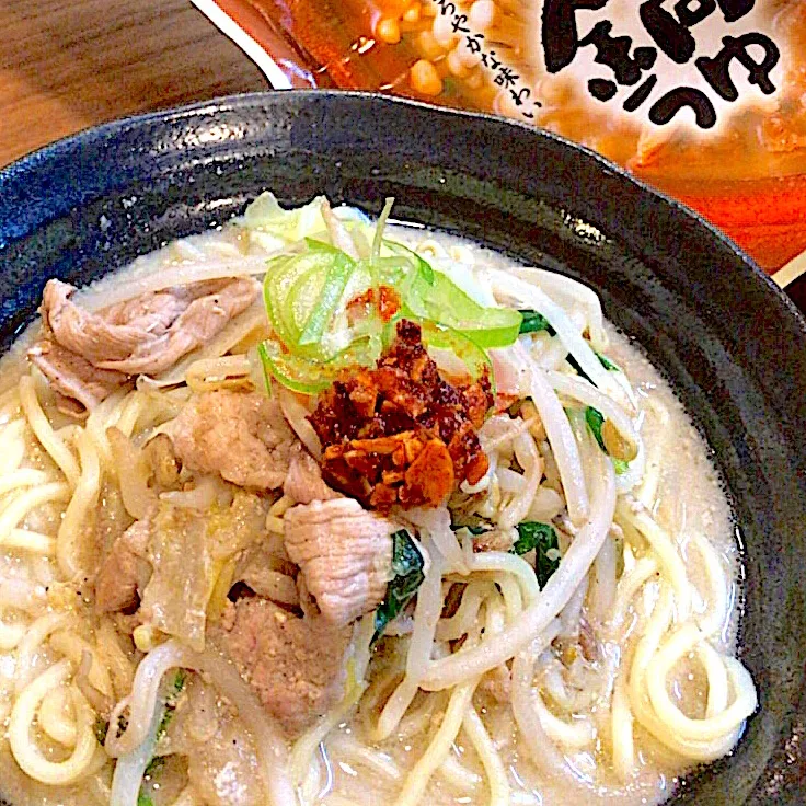 #ごま豆乳鍋 の〆は食べるラー油と野菜炒めのせ# #ラーメン  で決まり！|さえちゃんさん