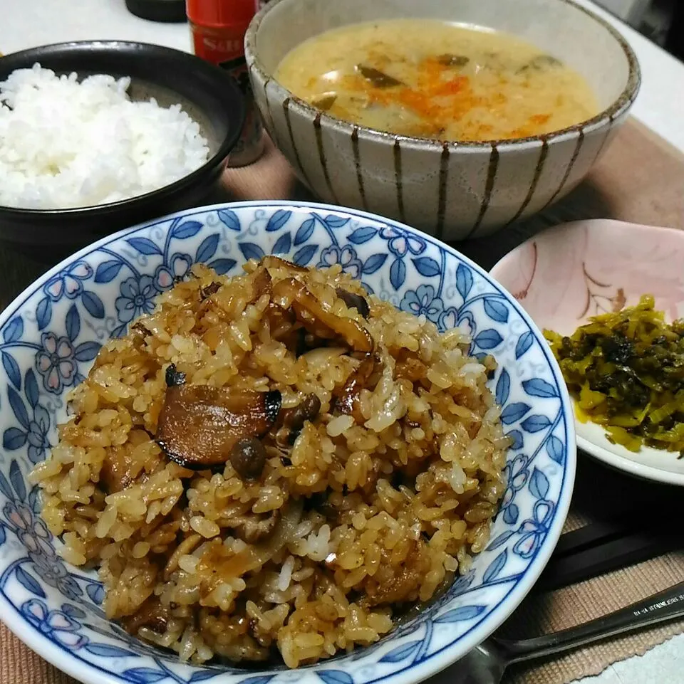 #17110803︰しめじ焼飯/高菜/ご飯/しめじ玉葱ワカメの味噌汁︰¥200|dune725さん