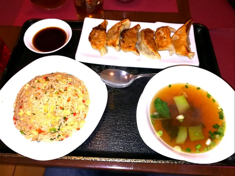 Snapdishの料理写真:餃子とチャーハンの定食|Jhonny Yamashiroさん