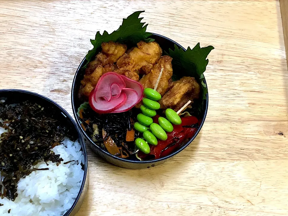 Snapdishの料理写真:唐揚げ 弁当。茶殻のふりかけ付き|弁当 備忘録さん