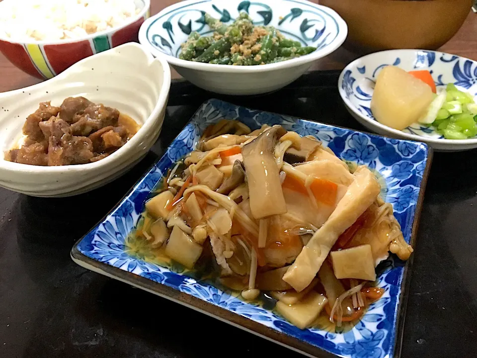 単身赴任の晩ごはん🌙
鶏ロース煮のきのこ餡かけ
牛スジ煮込み
インゲン胡麻和え
大根の煮物  大根葉塩もみ
野菜スープ
もち麦ごはん
#鶏ロース煮#単身赴任飯|ぽんたさん