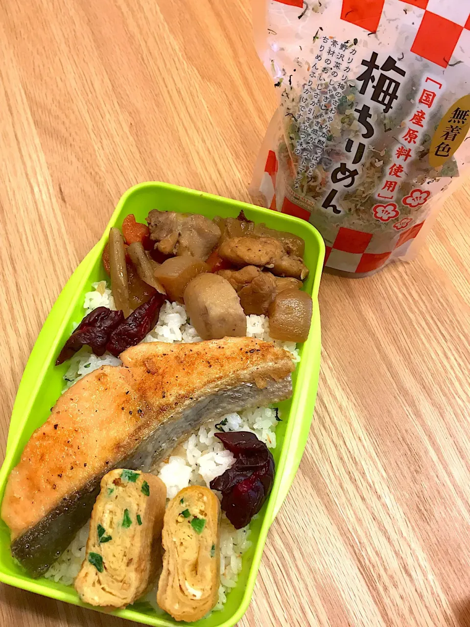 Snapdishの料理写真:2017.11.9 中2＆高2男子 鮭ムニエル弁当〜(☝ ՞ ͜ʖ՞)☝
 #中2弁当  #高2弁当  #お弁当  #鮭弁当|mari-pさん