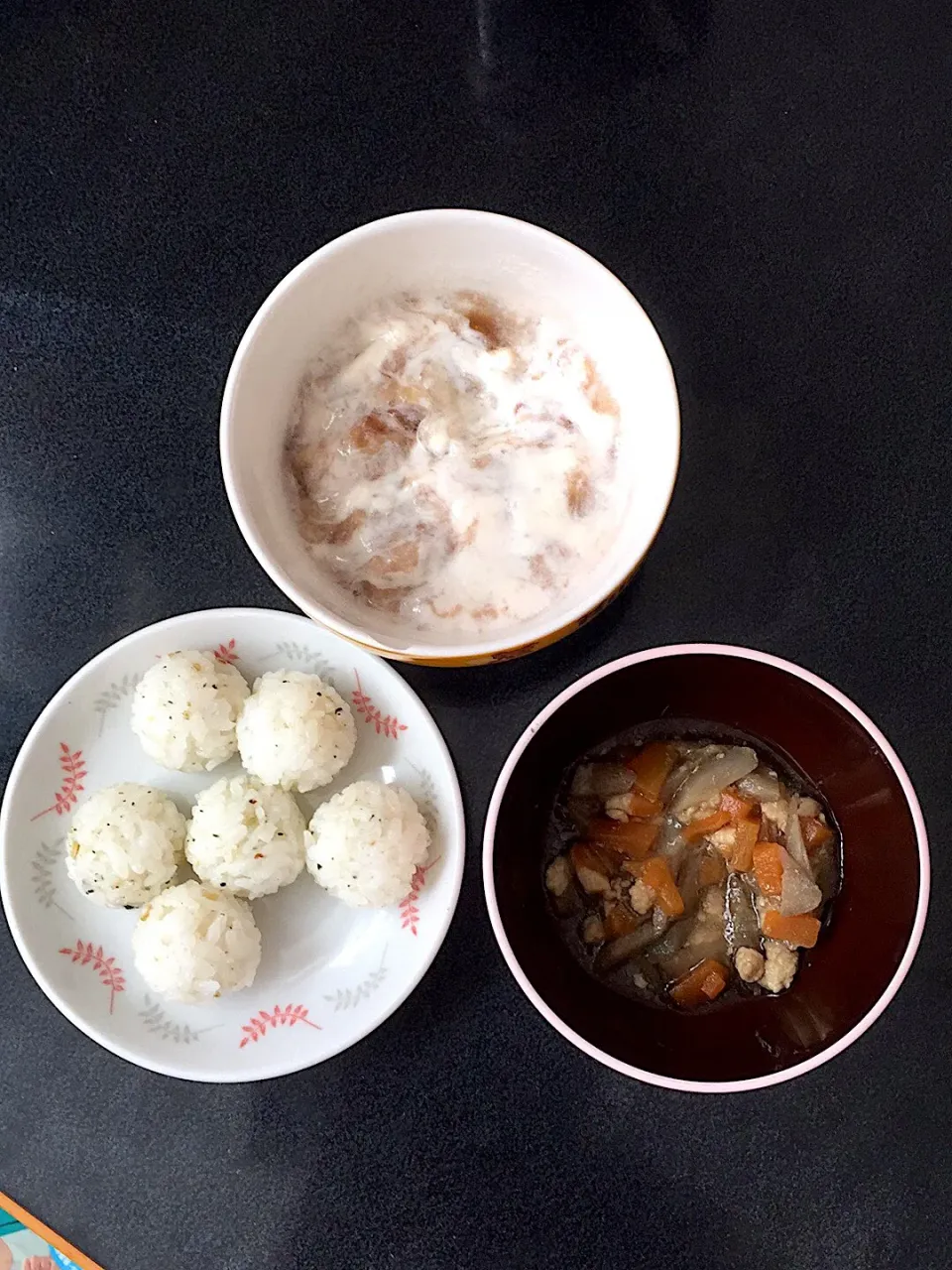 離乳食 朝
・ふりかけおにぎり
・ごぼうとにんじんと鶏肉の煮物
・バナナ豆乳グルト|ぺろたんさん