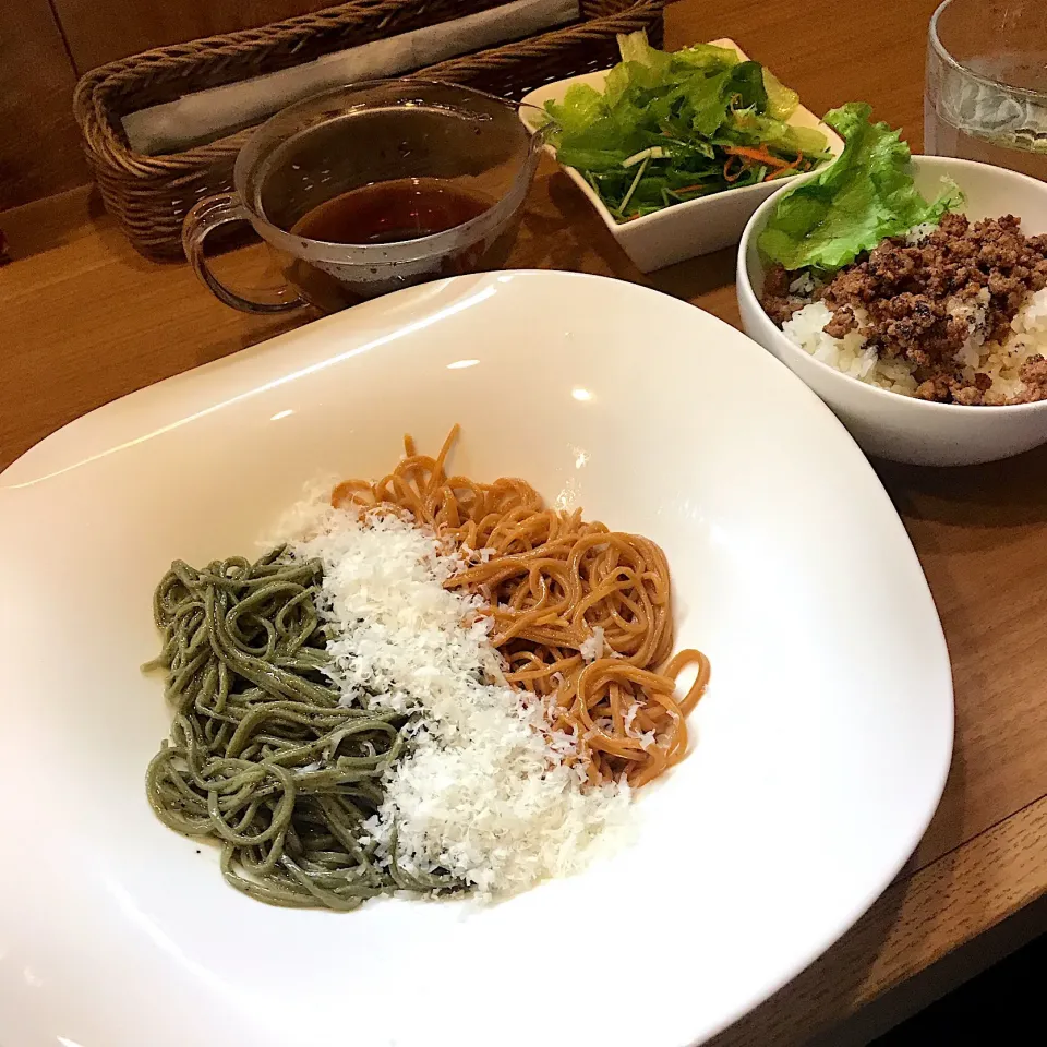 Snapdishの料理写真:バジルと赤ピーマンのチーズそば＋そぼろ丼@na-ru(銀座一丁目)|塩豚骨さん