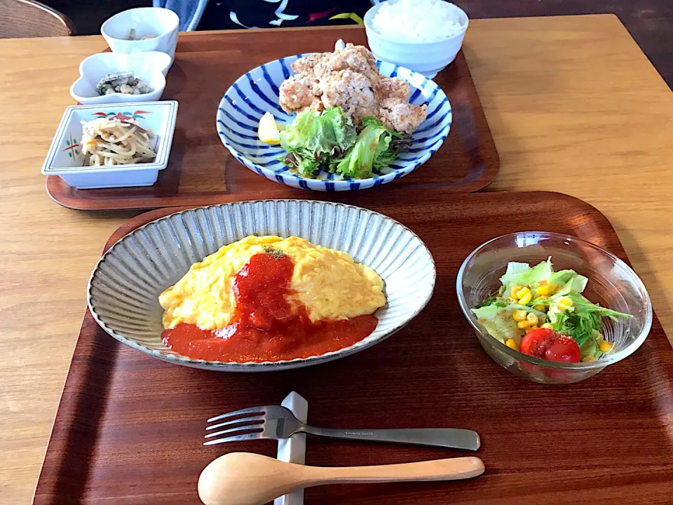 卵とろとろオムライス と 唐揚げ定食|そふぃさん