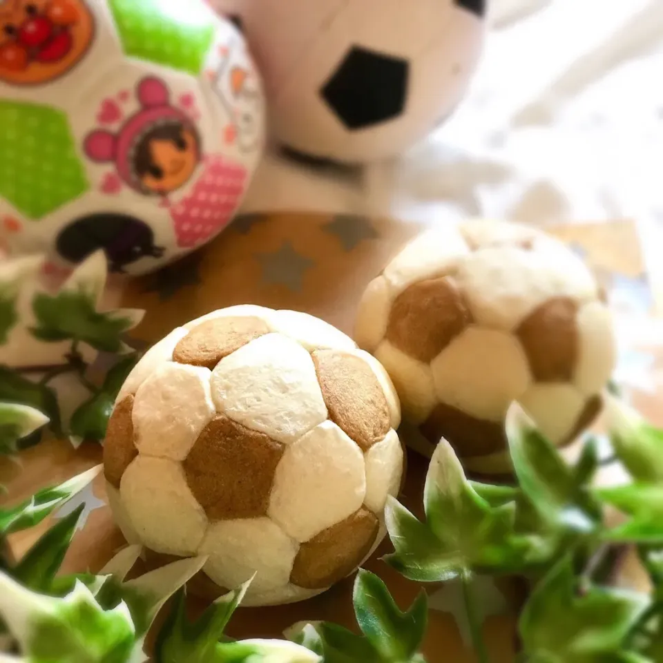 Snapdishの料理写真:サッカーボールパン⚽️🍞 
#コーヒ味#まん丸パン#サッカーボール|まーり（@mariyuiren）さん