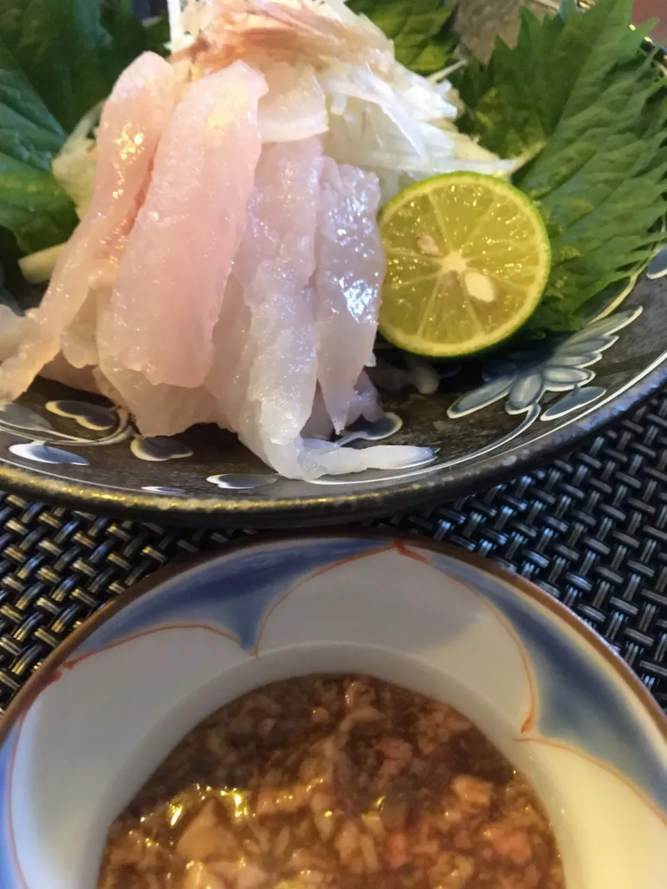 自分で釣ったカワハギの刺身を肝醤油で|hideさん