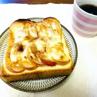 Snapdishの料理写真:りんごチーズシナモントースト  #トースト #りんご #チーズ #朝ごはん #パン|咲さん