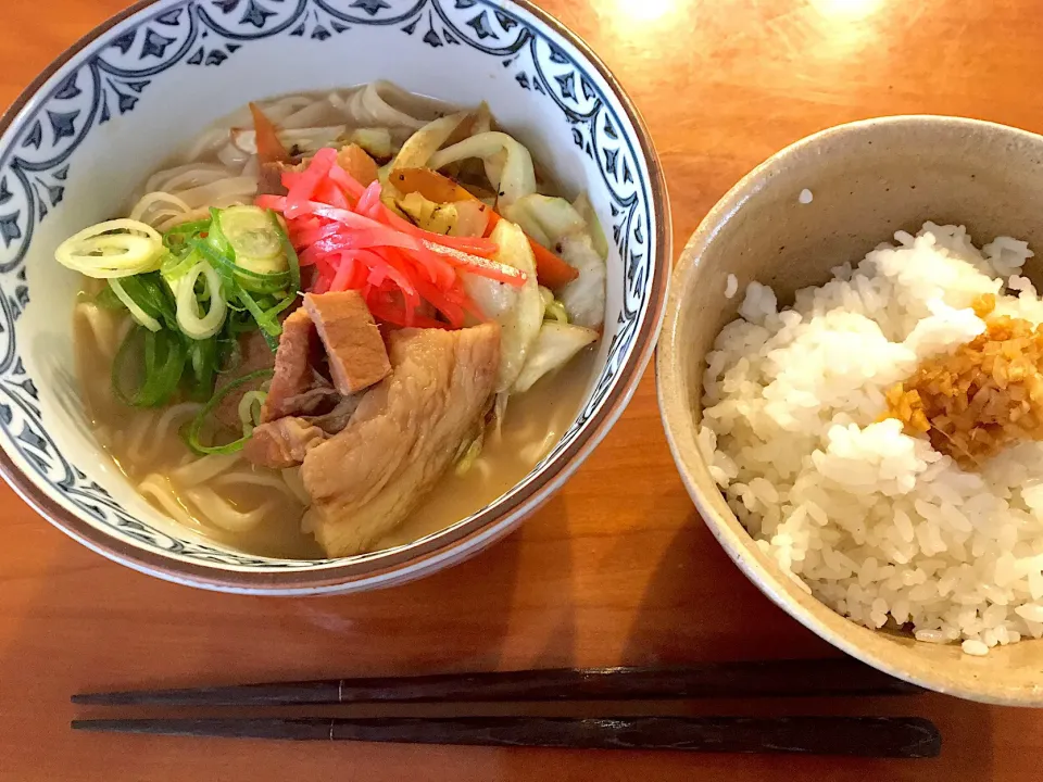 今日のランチは〜
ソーキそば  &  おかず生姜ごはん🎶

お嬢の沖縄土産の ラフテーを💕|みゆさん