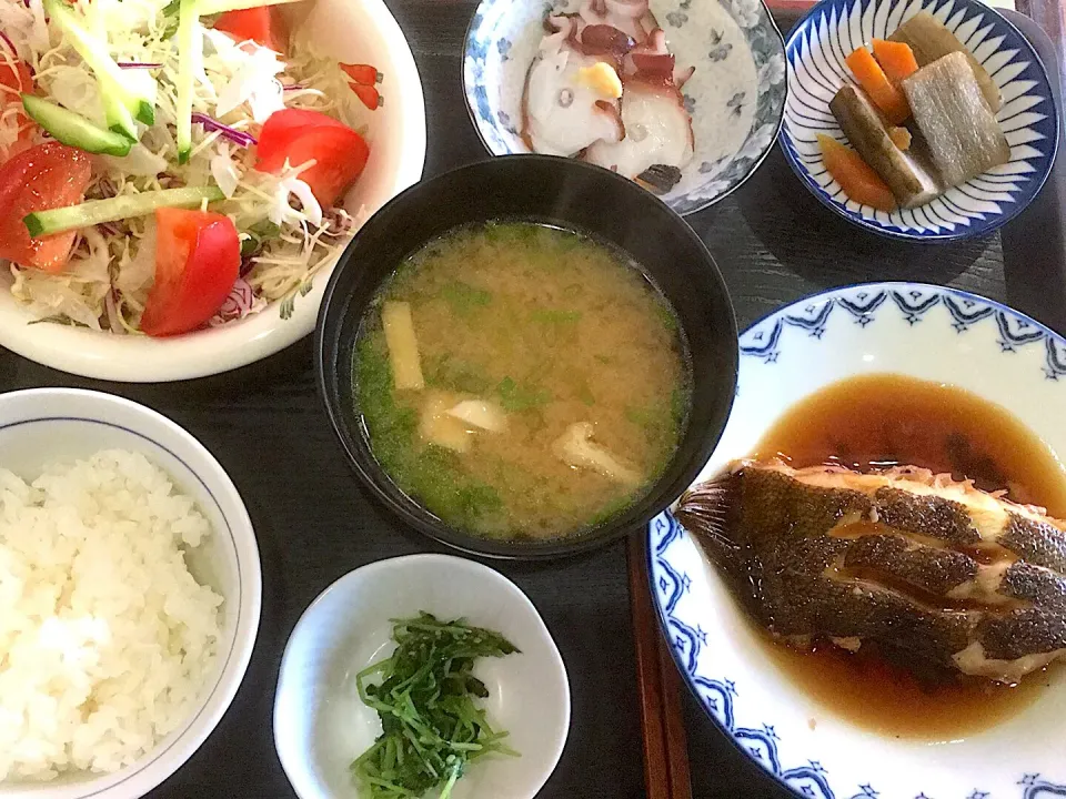 本日の昼食です。鰈の煮付け、牛蒡と人参の煮物、蛸の刺身、サラダ、味噌汁、豆苗の胡麻和え、御飯少々です。|詳智　片山さん