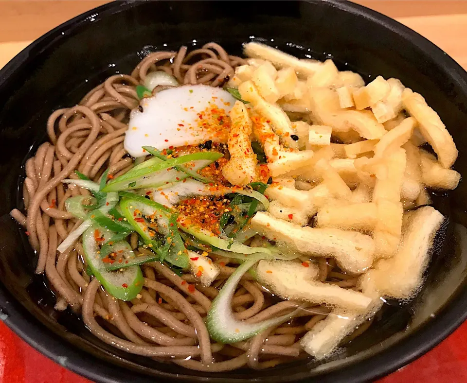 今日は兵庫県なのに大阪市の市外局番の尼崎市に特攻🍀昼餉は刻んだ油揚げを乗せた『きざみ蕎麦（大阪呼称）』どす🍜豆腐の食感の沢山残った油揚げ好きですわ😋|にゃあ（芸名）さん