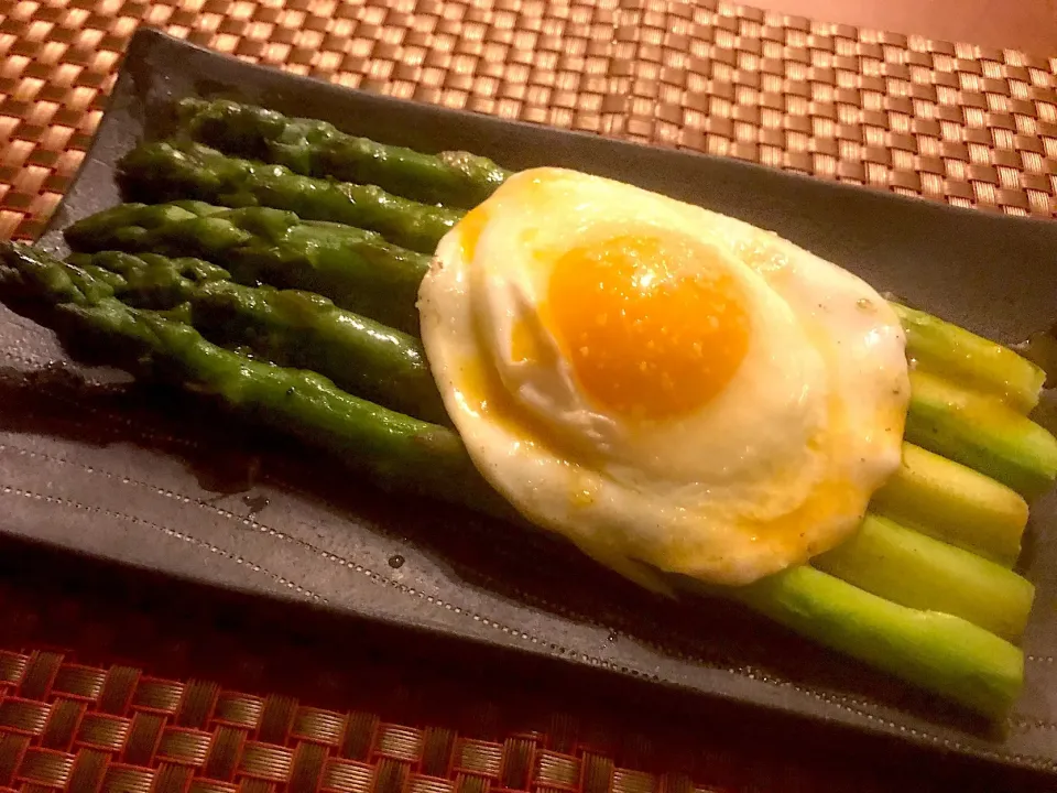 Snapdishの料理写真:Asparagi alla Bismark🍳ｱｽﾊﾟﾗｶﾞｽのﾋﾞｽﾏﾙｸ風|🌈Ami🍻さん