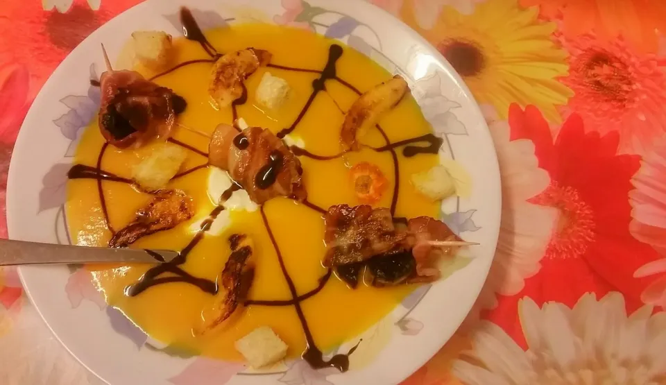 Snapdishの料理写真:selfmade 🎃 pumpkin soup / Kürbis Suppe
with Bacon Mushrooms / Speck Champignons
and grilled Apples, carrots and pumpkins
/ und gegrilltem Apfel, Karotte und Kür|Najeskaさん