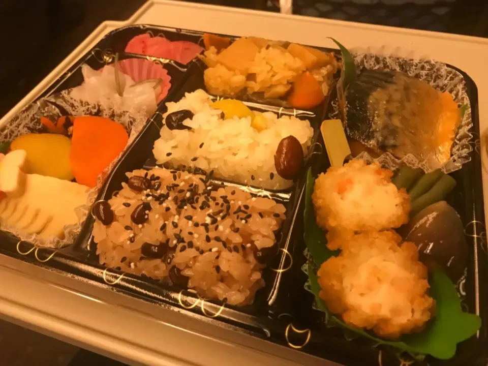 新幹線車内で🍱お弁当😊|女神さん