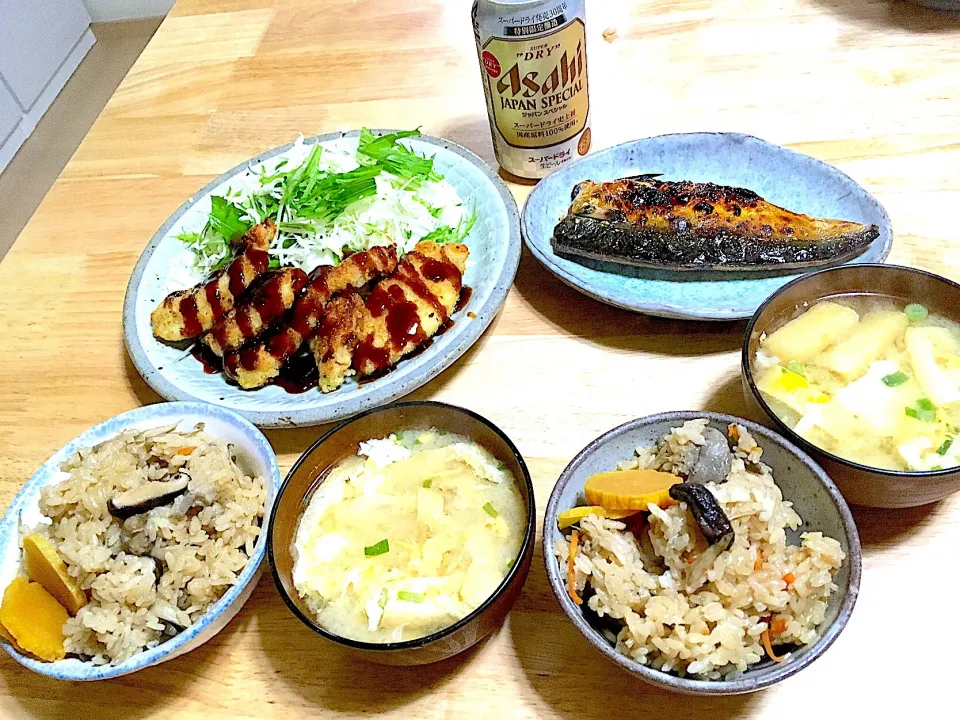 かしわご飯で晩ごはん(●ﾟェﾟ)ノ ｵﾊﾞﾝﾃﾞｽ  かしわご飯 鯖の塩焼き 大根と油揚げのお味噌汁 チキンカツ ビール🍺|さくたえさん