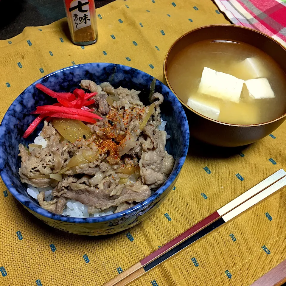 #お夕飯 #牛丼

今日のお夕飯。
すき焼きのタレで簡単牛丼〜🐄|renharuruさん