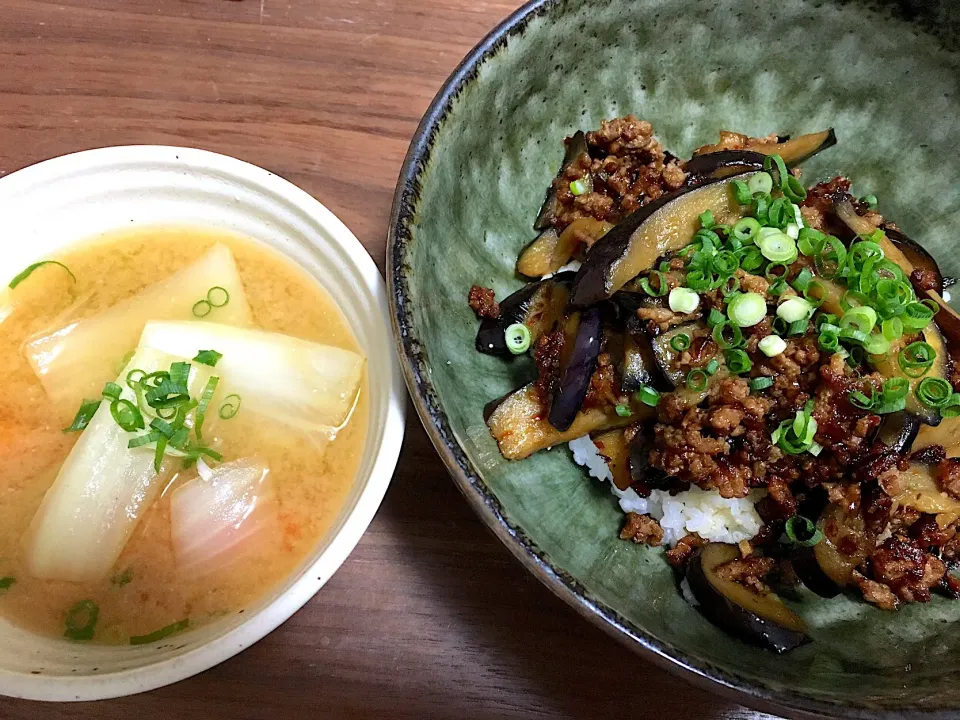 Snapdishの料理写真:麻婆茄子丼&白菜と人参のお味噌汁|♡あき♡さん