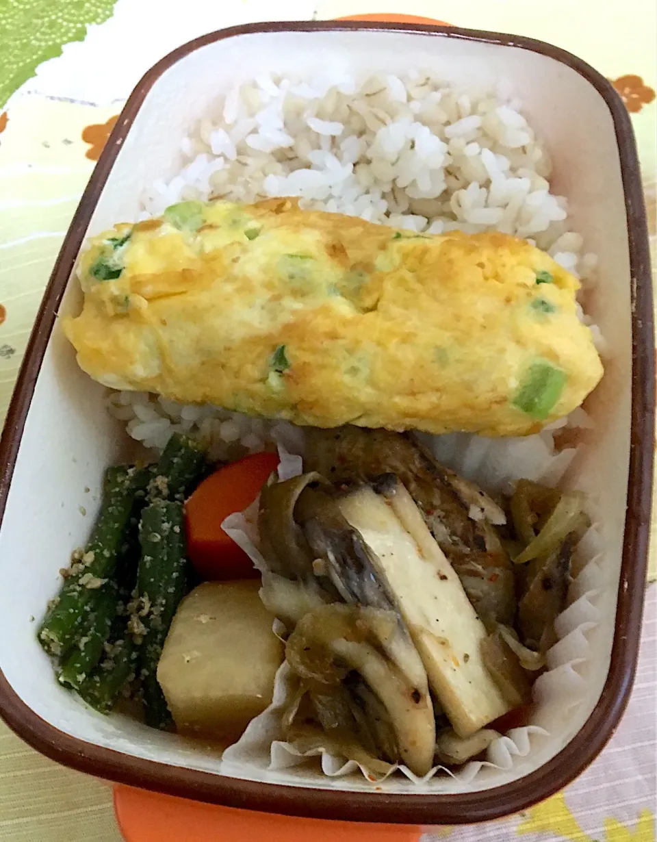 単身赴任の昼ごはん☀️🍴
鰹のマリネソテー🐟
大根葉入り卵焼きく
大根と人参🥕の煮物
インゲン胡麻和え|ぽんたさん