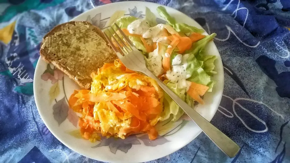 Squirreled egg with carrots, carrot and head salad on joghurt herb sauce
and Urdinkel Bread with a little Butter and Herb Salt

--
Rührei mit Rüebli, Karotrenst|Najeskaさん