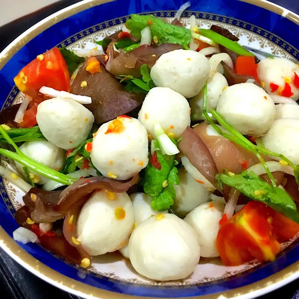 Spicy fish ball salad|Muaylek Thanomsriさん