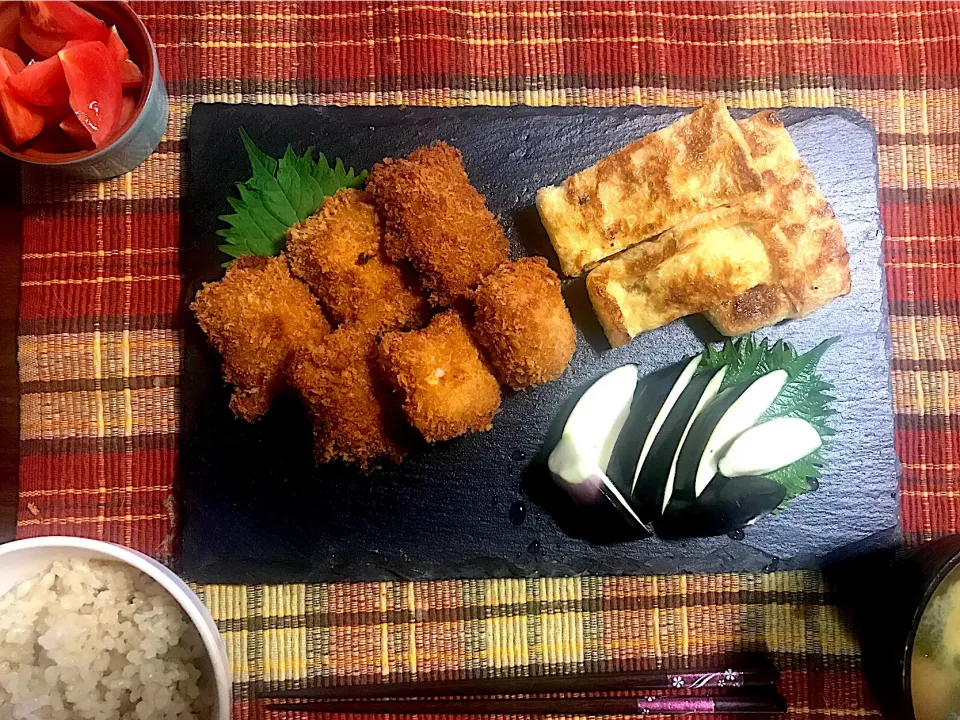 チーズトンカツと梅肉とシソのトンカツ

納豆油揚げ焼き

なすのお漬物

トマトのマリネ

わかめのお味噌汁

発芽玄米|ぴんさん