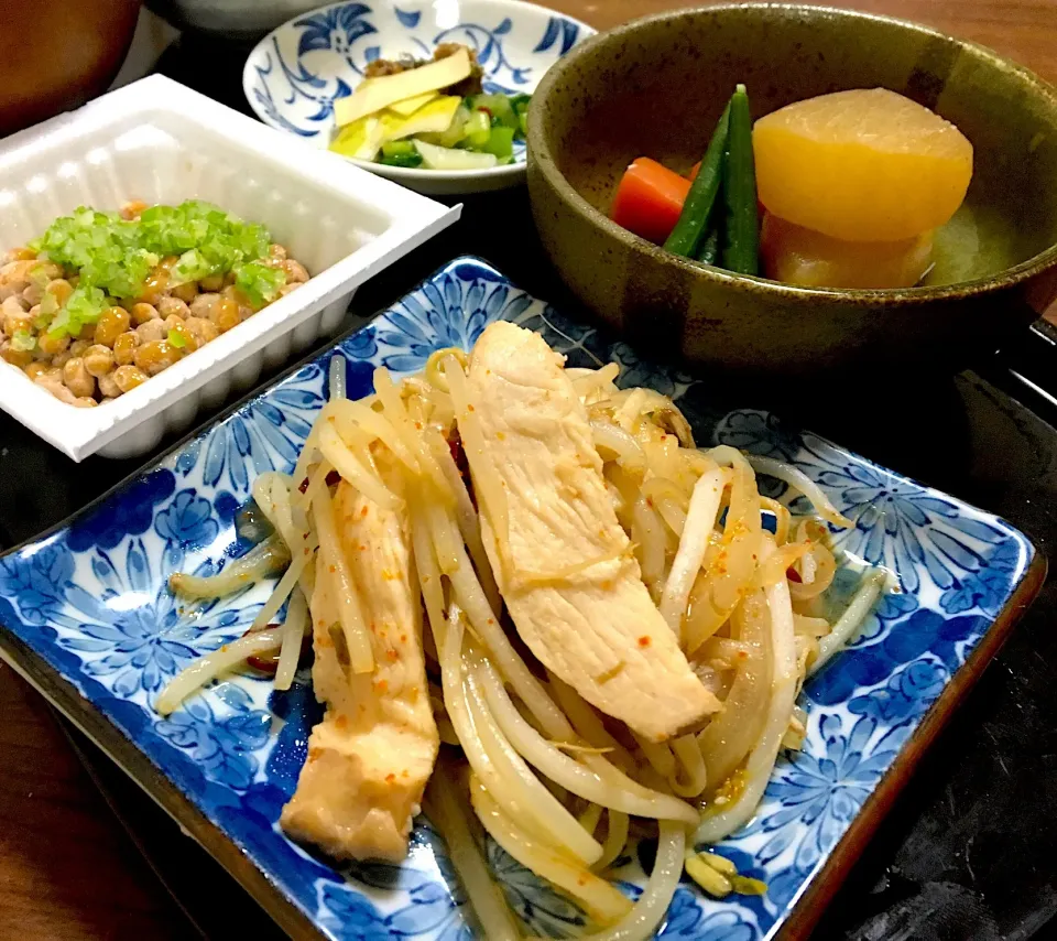 単身赴任の晩ごはん🎑🌙
鶏🐔ともやしのナンプラー炒め
大根と人参の煮物
納豆（ネギ、生姜、めんつゆ）
野菜の味噌汁
大根葉の塩もみ、大根の葉皮の甘酢漬け
麦飯
#ナンプラー炒め#単身赴任飯|ぽんたさん