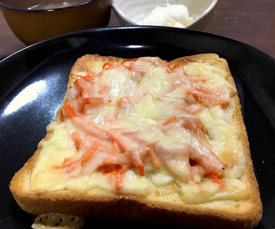 単身赴任の朝ごはん🌅 人参🥕ピザトーストアンチョビ風味 野菜の味噌汁 ヨーグルト りんご🍎 カフェ☕️オレ #人参トースト#単身赴任飯|ぽんたさん