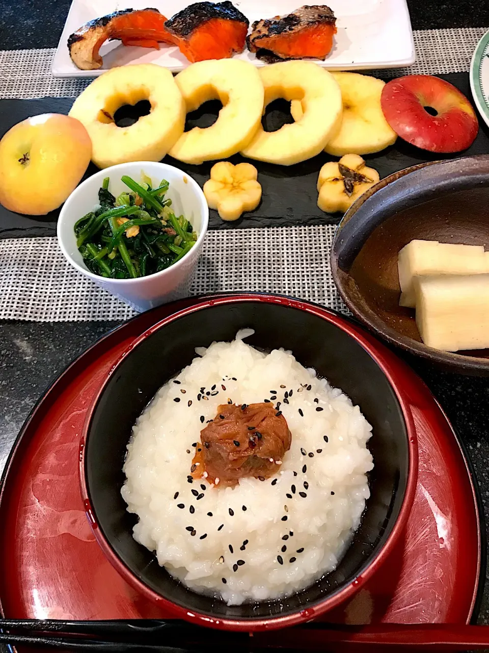 お粥さんと輪切り朝フルりんご🍎|シュトママさん