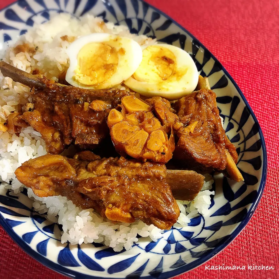 Snapdishの料理写真:Adobo😋🍴
フィリピン料理のアドボ。
基本は好きなお肉(鶏肉、鶏手羽元、豚ブロックなど)を、沢山のニンニクとお酢と醤油とブラックペッパーで煮た料理。
玉ねぎ入れたり入れなかったり、醤油入れなかったり(ドライアドボ)、ターメリック入れたりと色々な味のアドボがあります。
どれも美味しいです💕
今回は醤油を入れてスペアリ|Kashimanakitchenさん