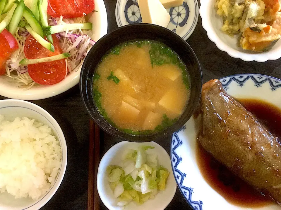 Snapdishの料理写真:本日の昼食です。ゲタの煮付、牛蒡や太刀魚他天ぷら、高野豆腐、サラダ、味噌汁、お漬物、御飯少々です。|詳智　片山さん