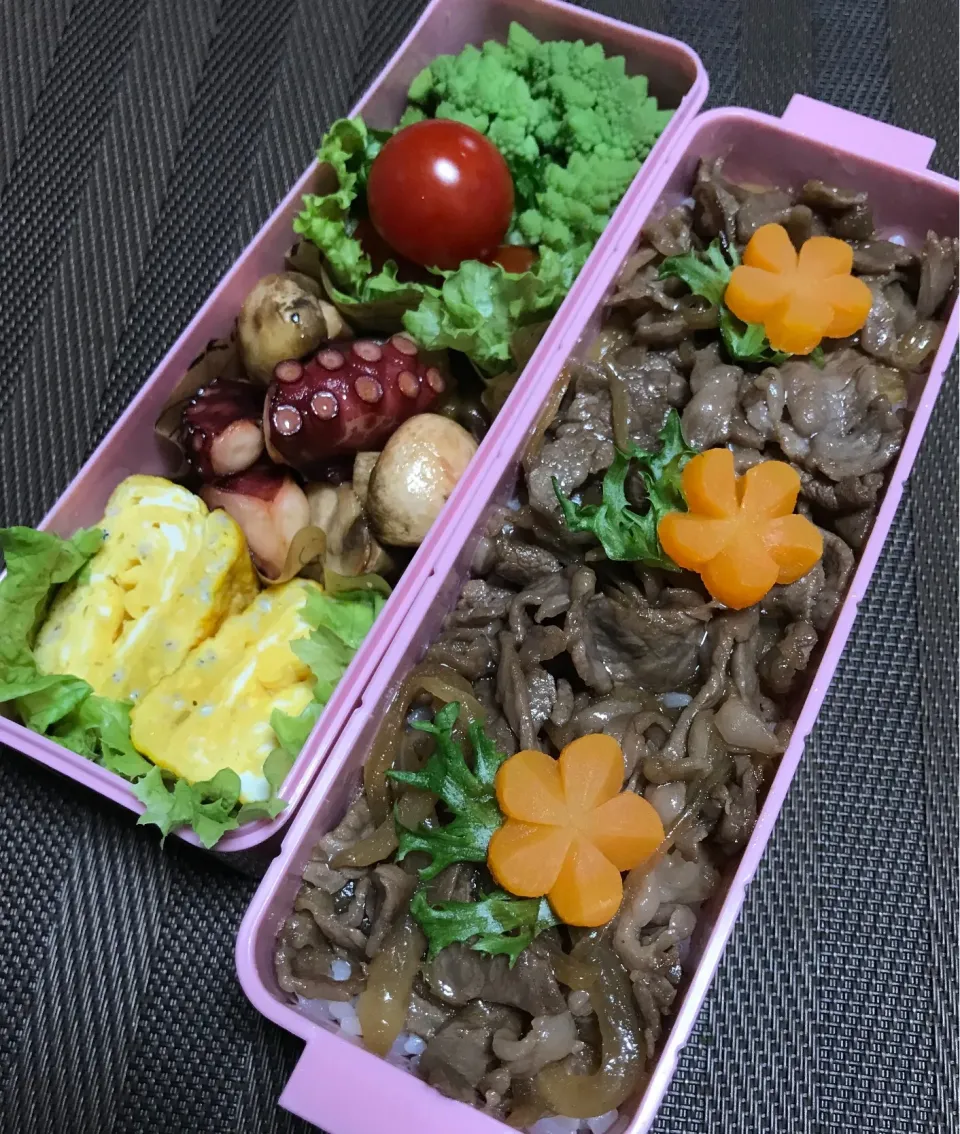 Snapdishの料理写真:今日は奮発黒毛和牛丼弁当。ロマネスコの季節！娘が大好きなので沢山入れました。リアルマヨネーズでシンプルに。シラス入り卵焼き。タコとマッシュルームのハーブ炒め。醤油は全てヤマサさんの鮮度の一滴を使用しました。|RKさん