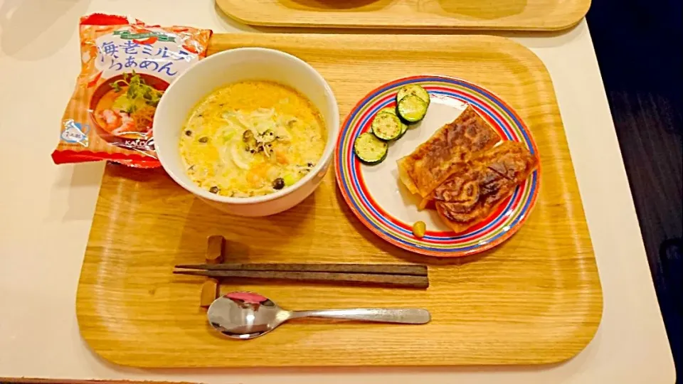 今日の夕食 カルディの海老ミルクラーメン、春巻き|pinknari🐰🌈さん