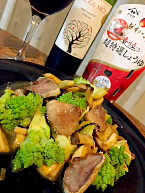 豚たんとロマネスコとエリンギのGB香り立つS炒め😋✨🍻🎶
１週間お疲れ様でした🍷✨🍷
お腹すいたからとりあえず簡単炒め物アテで。
仕上げの香り立つ醤油が香ばしくて、最高～😆💖|アイさん