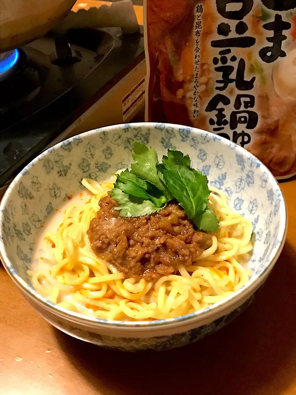 肉味噌たっぷり担々麺🌶

ごま豆乳鍋つゆの〆チェンです😊|Miki (^_−)−☆さん