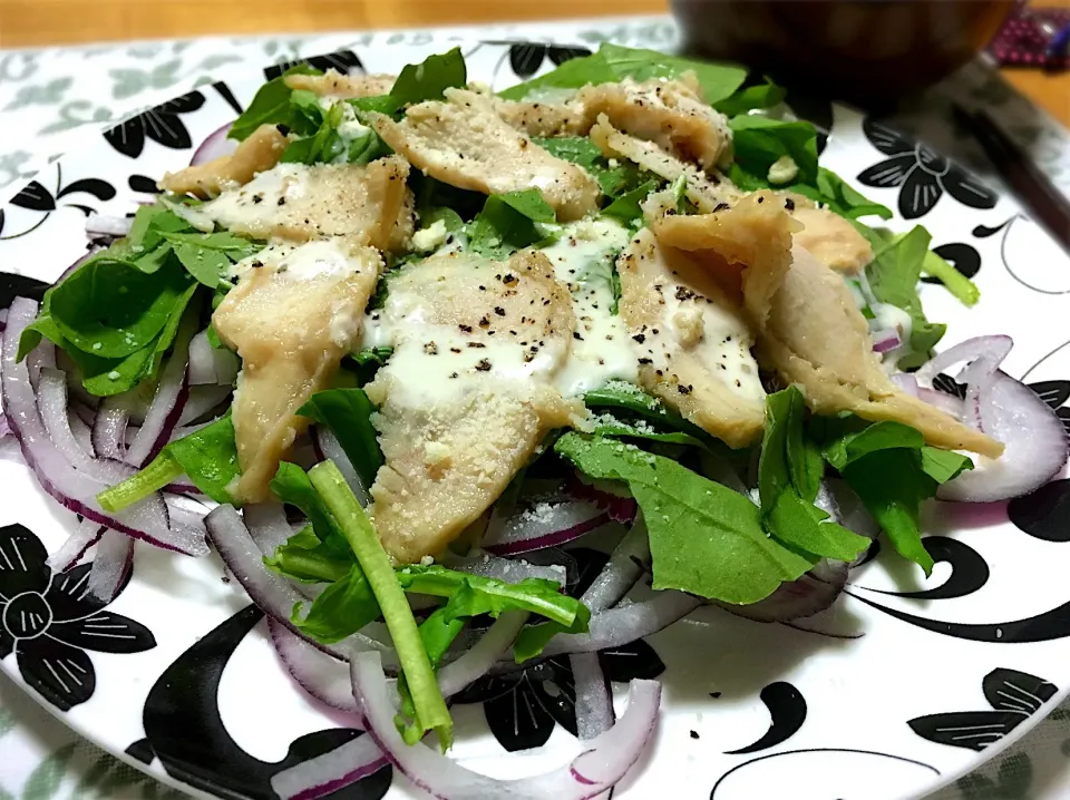 ルッコラと赤玉ねぎと蒸し鶏のサラダ シーザードレッシング|こいちさん