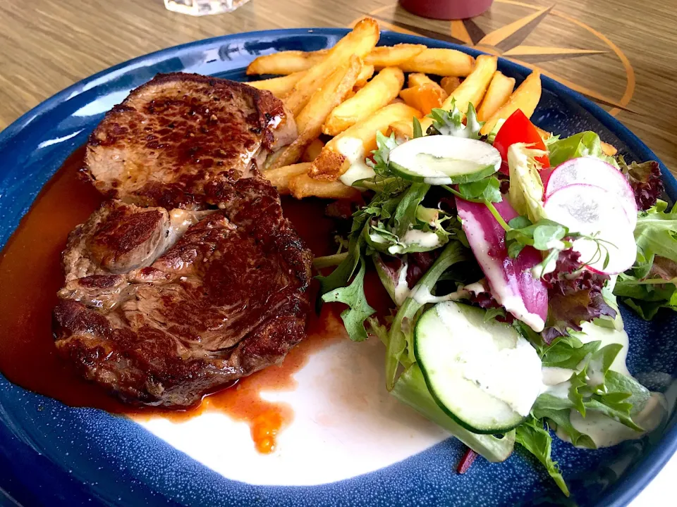 Snapdishの料理写真:Grilled New Zealand rib eye steak with salad & fries, port with gravy|Sky Blueさん