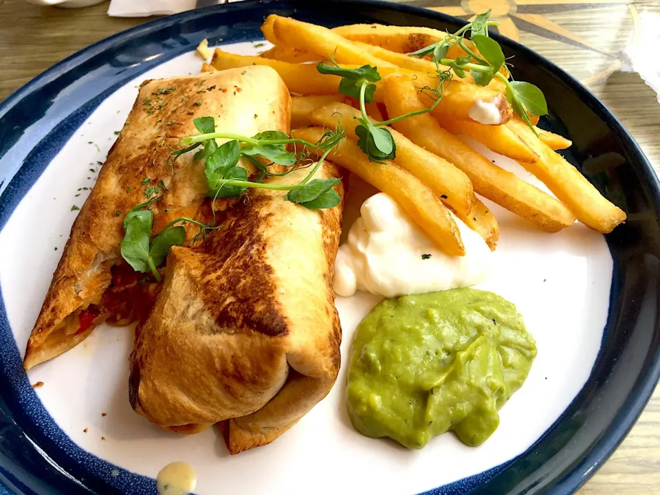 Cracking chicken burrito with guacamole, sour cream & fries|Sky Blueさん