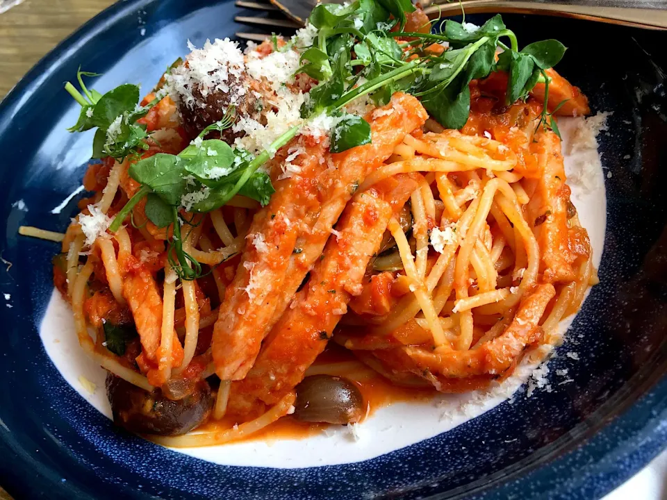 Smoked pork loin spaghetti with balasamic onion, zucchini in tomato sauce|Sky Blueさん