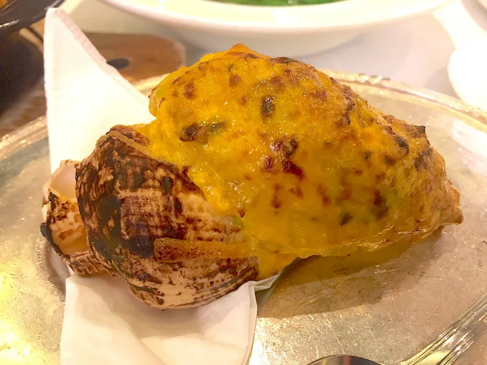 Baked seafood & union stuffed with sea whelk shell|Sky Blueさん