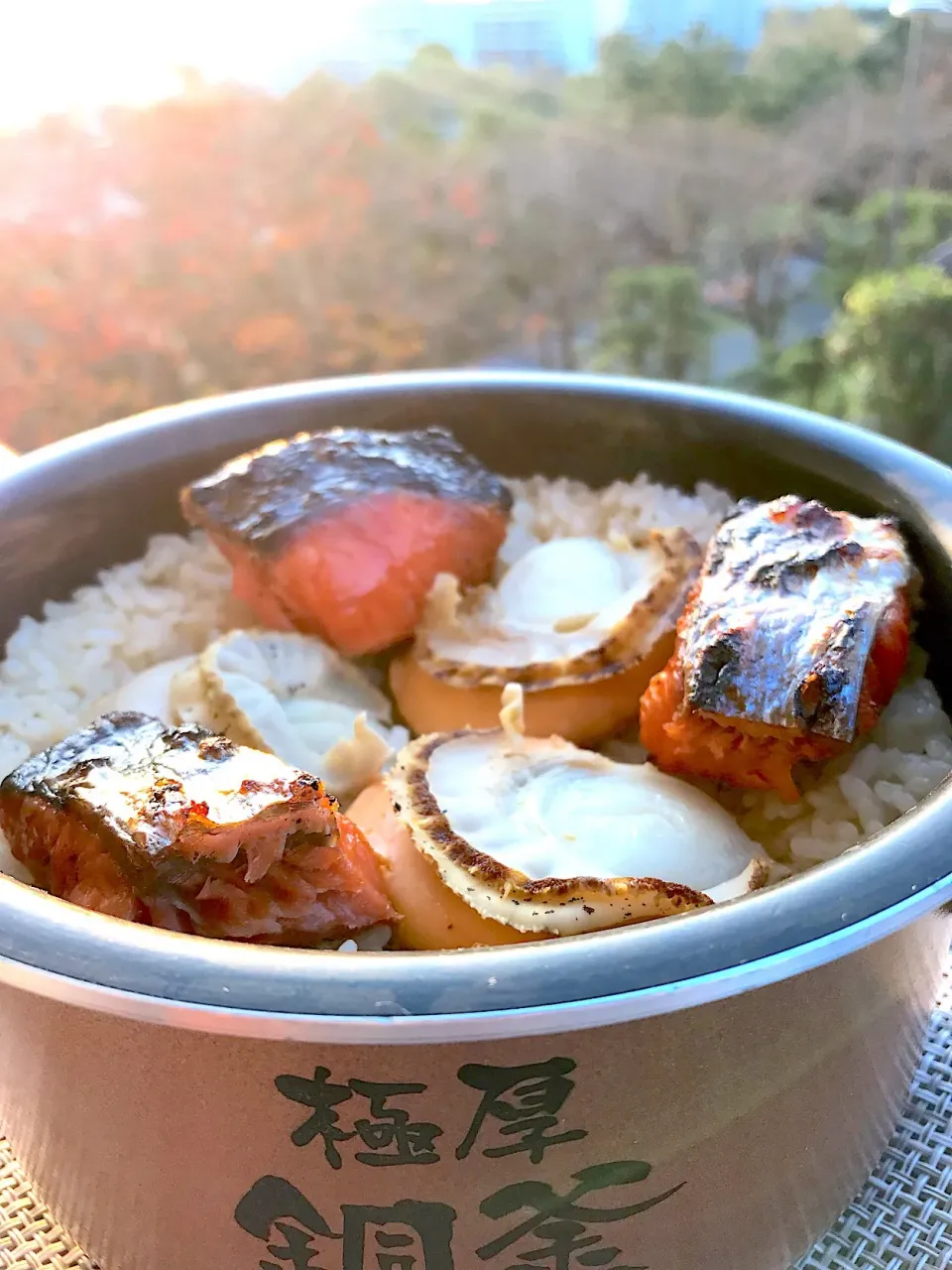 Snapdishの料理写真:帆立と鮭の海鮮炊き込みご飯|シュトママさん