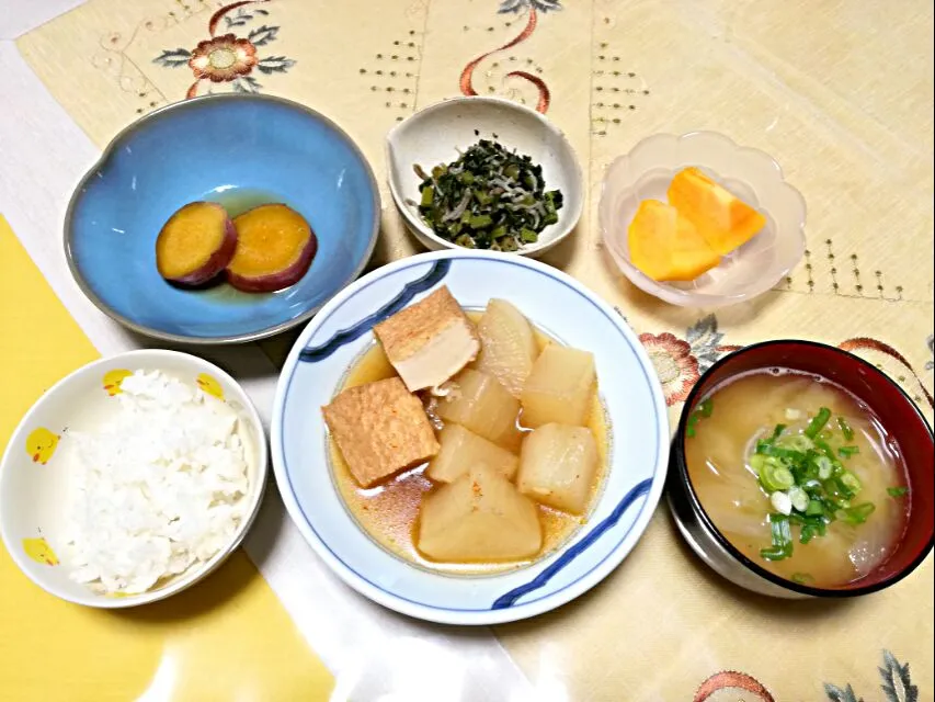 Snapdishの料理写真:晩ごはん
 - 大根、もちもちお揚げの煮物
 - さつまいも甘煮
 - 赤大根 紅化粧の葉、おじゃこピリ辛炒め
 - じゃがいも玉ねぎお味噌汁
 - 柿|korinoさん