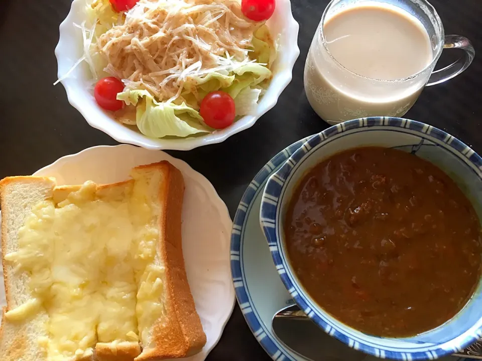 お昼ゴハン
昨晩の残り物カレー
チーズトースト
サラダ
カフェオレ|さちっこさん