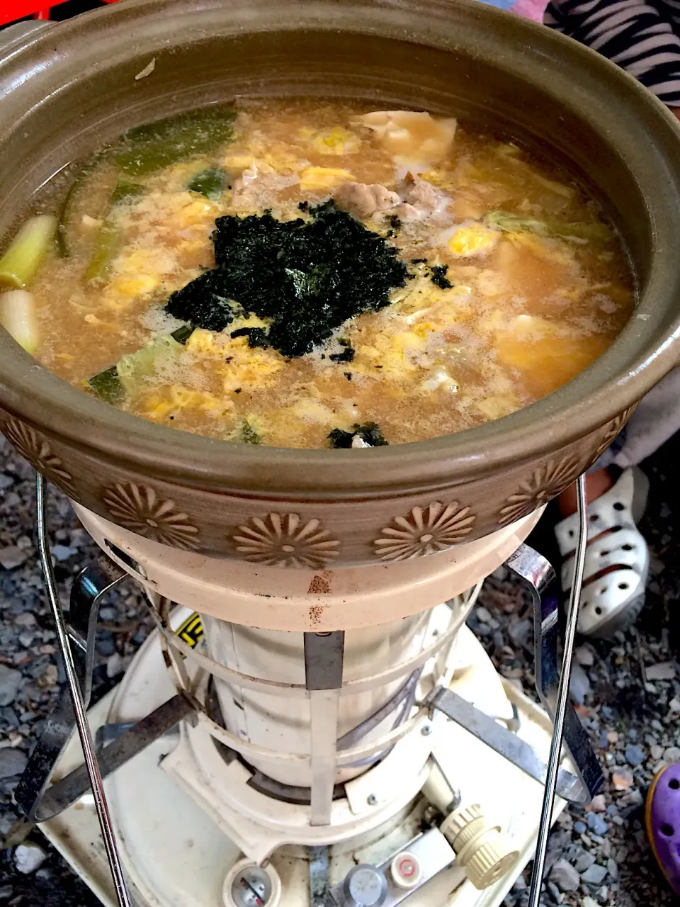 とんこつしょうゆ鍋の〆は もちろんラーメン🍜 で、、、 ラーメン無くなってから さらに〆の雑炊☺︎|みっさんさん