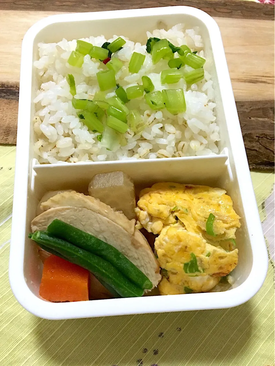 単身赴任の昼ごはん☀️✨
お弁当🍱
鶏ロース煮
大根と人参の煮物🥕
ネギ入り卵焼き🥚
麦ごはん 大根葉の塩もみ|ぽんたさん