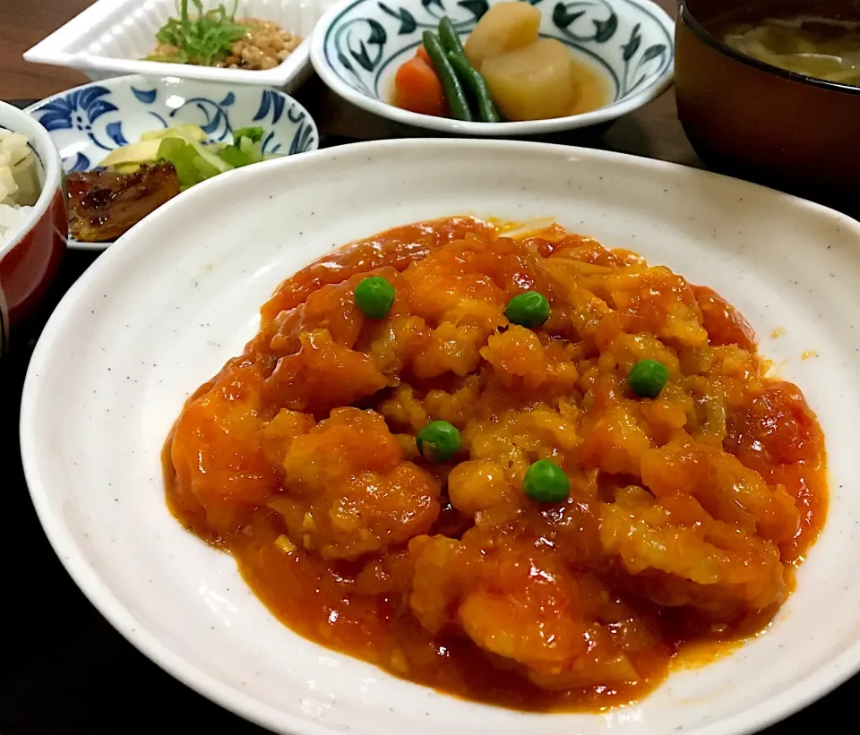 単身赴任の晩ごはん🌙🌠
大阪王将の海老チリ🦐
大根と人参の煮物🥕
納豆（ネギ、芥子、醤油）
大根葉の塩もみ 大根の皮の甘酢漬け
生姜の佃煮
野菜スープ|ぽんたさん