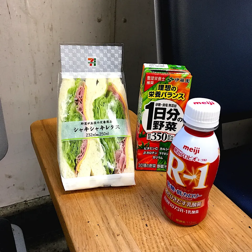 いい加減な朝ごはん‼︎
 #朝ごはん  #サンドイッチ  #sandwich  #セブンイレブン  #野菜ジュース|Yoshinobu Nakagawaさん