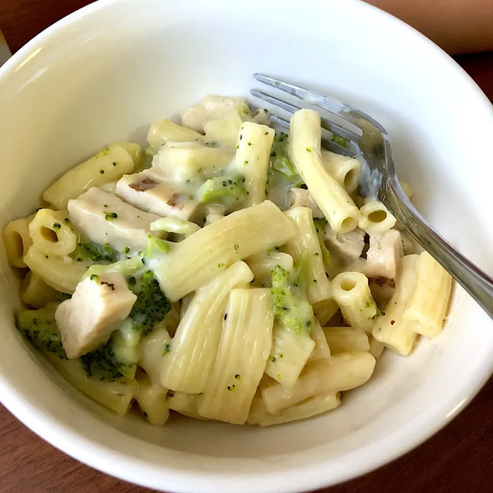 Alfredo pasta with chicken & Broccoli|Louella Ignacio Escobarさん